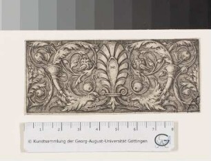 Querfüllung mit Delphinköpfen und Schnörkeln