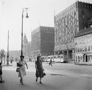 Budapest. Geschäftsstraße in der Innenstadt mit Passanten, Straßenbahnen und Hochhäusern