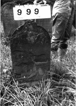 Grabstein 999 (Index: 100099056) Maße HxBxT: 75x40x8 cm Besonderheit: Kindergrab: Grabstein 999