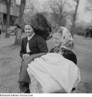 Porträt von zwei Frauen in Spreewaldtracht