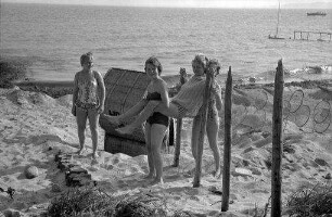 Haffkrug: Drei Mädchen am Strand [vier Mädchen am Strand]