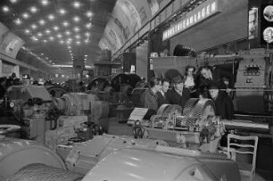 Messebesucher in der Ausstellungshalle VI., Schwermaschinenbau und Industrieanlagen