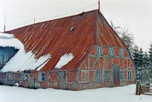 Hauptstraße (52): Bauernhaus aus Fachwerk: Teilansicht: Giebelseite Wohntrakt mit Tür: Traufseite Wohntrakt mit Seitentür: links Querbau Wirtschaftstrakt [angeschnitten]