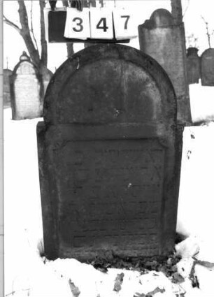 Grabstein 347 (Index: 99904469) Material: Sandstein Maße HxBxT: 96x57x9 cm Besonderheit: kulturhistorisch wertvoll / hist.-wiss. Gründe (Gemeindestellung): Grabstein 347