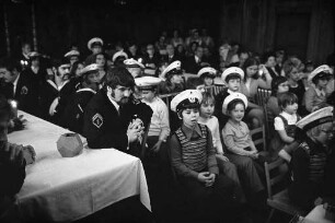 Weihnachtsbescherung von Soldaten der Fregatte Karlsruhe für die Kinder des städtischen Kinderheims in der Sybelstraße