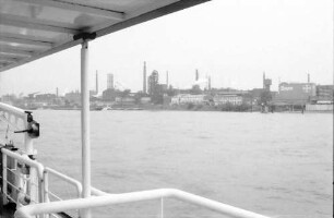 Leverkusen: Bayer, vom Schiff