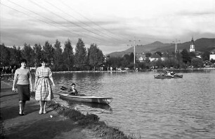 Waldkirch: Teich im Kurpark; zwei Mädchen im Vordergrund