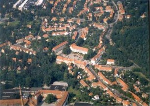 Dresden-Hellerau. Stadtteilansicht mit Deutsche Werkstätten Hellerau und Markt zwischen Moritzburger Weg und Hendrichstraße. Luftbild-Schrägaufnahme von Süden