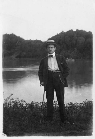 Ernst Otto Gerhardt beim Spaziergang an einem See in Argentinien