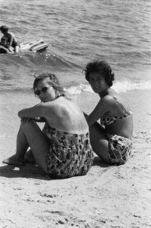 Ostsee-Urlauber am Strand
