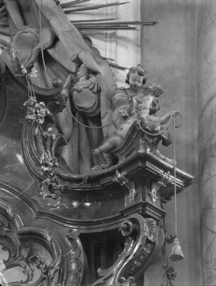 Putti über der rechten Konsole