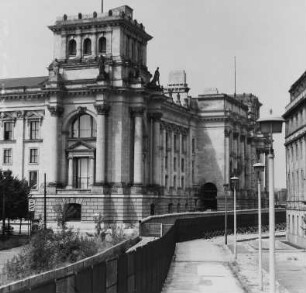 Reichstagsgebäude : Blick über die Staatsgrenze zu Westberlin/Berliner Mauer zum Reichstagsgebäude