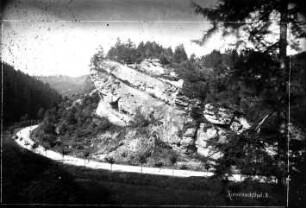 Sächsische Schweiz. Kirnitzschtal an der Mündung des Nassen Grundes. Gekippte Sandsteinscholle (Lausitzer Überschiebung) über der Straße. Blick talabwärts