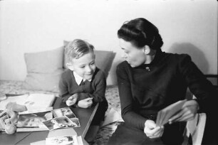 Bukarest: Wohnung Schmidt, Schmidt (Junior) mit Frau Schmidt zusammen