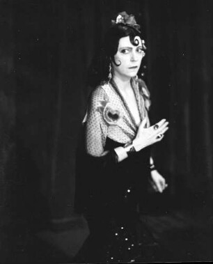 Kabarett der Komiker: Asta Nielsen; in: "Kriminalsketch Zimmer 16"; (Hand vor Brust)