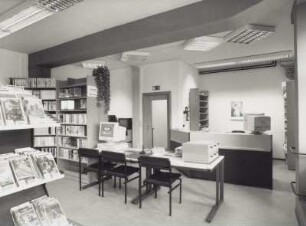 Freihandbereich und Ausleihtheke Videothek (1. Obergeschoss) : Dresden-Neustadt, Stauffenbergallee 9 g (Garnisonkirche St. Martin). Sächsische Landesbibliothek - Staats- und Universitätsbibliothek Dresden. Außenstelle Phonothek. Freihandbereich und Ausleihtheke Videothek (1. Obergeschoss)