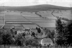 Pfarramt, Schulhaus und Gemeindeamt : hinter Schule: ehem. Brauhaus von Bruno Langer; Glösenstein, Waldhufenstruktur des Ortes; Schule (1884) ist Standort des ehem. Erblehn-Richter-Gutes