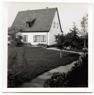 Deutsche Gartenschau 1950 auf dem Killesberg, Stuttgart: Gebäude (Wohnhaus?) mit Plattenweg