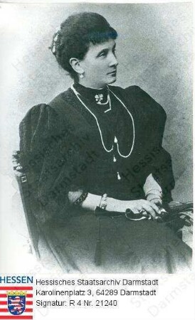Erbach-Schönberg, Marie zu geb. Prinzessin v. Battenberg (1852-1923) / Porträt, sitzend, Kniestück