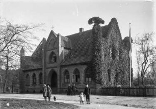 Küsterhaus, Straßenansicht mit posierender Familie