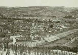 Bad Neuenahr-Ahrweiler. Stadtansicht mit Pfarrkirche St. Laurentius (1269 Grundsteinlegung). Blick von einem Weinberg