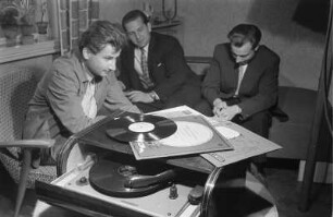 Dresdner Tanzsinfoniker unter Leitung von Günter Hörig beim Hören einer ihrer Schallplatten