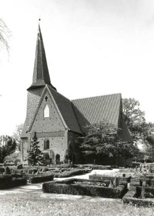Vietlübbe (Kreis Gadebusch). Dorfkirche (frühes 13. Jahrhundert). Blick über den Friedhof von Südosten
