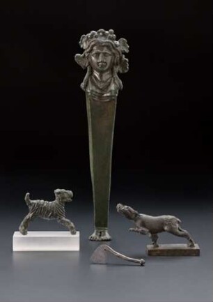 Aufsatz in Form einer Herme, Statuetten eines Schnauzers und eines Jagdhundes, Votivaxt