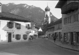 Oberammergau: Gasse mit Kirche