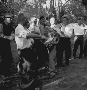 Musikanten und Tanzende bei einem Volksfest im Freien
