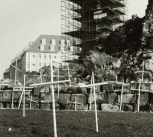 Mahnfriedhof gegen Krieg vor der Ruine der Frauenkirche