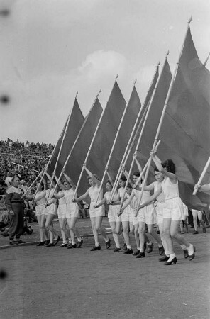Sportlerparade im Walter-Ulbricht-Stadion : Fahnenträger im Paradezug beim Marsch im Stadion