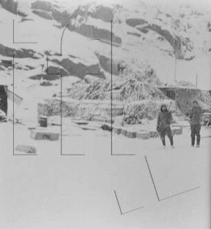 Wordie-Bucht : Dr. Wilhelm Dege und Heinrich Ehrich vor der Station