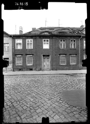 Potsdam, Gutenbergstraße. Wohnhaus. Straßenfront