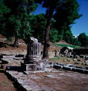 Olympia, Altis. Echohalle (Stoa Poikile), Ostabschluss der Altis, ursprünglich mit 44 dorischen Säulen