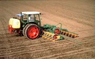 Fotografie: Säverfahren, Einzelkornsaat, Einzelkornsämaschine, Zuckerrübe, Bandspritzung, Feldspritze angebaut, Frontanbau, Geräteträger, Zwischenachsanbau