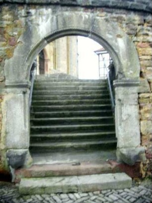 Kirchhofmauer im Südwesten-Torbogen (erneuert in Spätrenaissance Jahr 1594) in der Kirchhofmauer (einstiges Kammertor als Zugang von Ortsseite)