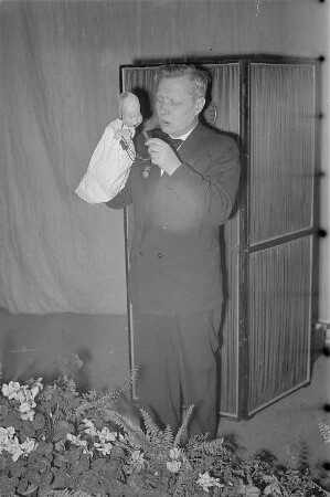 Szenenbilder aus einem Puppentheaterstück, aufgeführt in einem Gastspiel des Staatlichen zentralen Puppentheaters Moskau in Berlin : Puppenspieler Sergej Obraszow