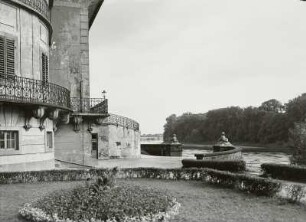 Schloß Pillnitz. Blick über eine Rabatte zur Freitreppe am Wasserpalais und zur Elbinsel