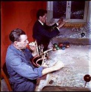 Glasbläser in Lauscha bei der Herstellung von Weihnachtskugeln