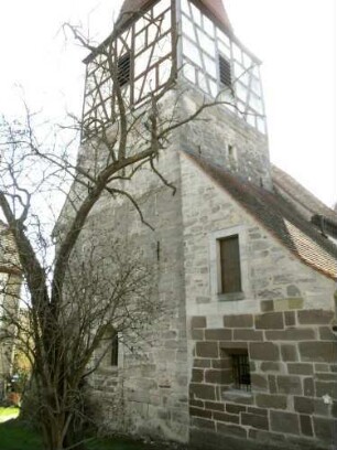 Altheim-Evangelische Kirche-Kirchturm von Nordosten-im Kern Romanischer Chorturm des 12 Jh mit Turmchor - Fachwerk-Glockenstube 1610 aufgesetzt sowie Sakristei angebaut