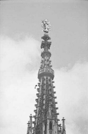 Würzburg: Turmspitze mit Marienbildnis
