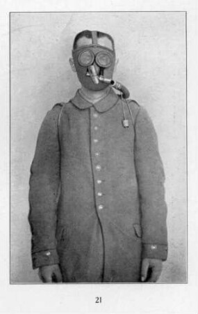 Foto eines angelegten Tissot-Atemschutzapparats mit Schutzbrille gegen Kampfgas (Vorderansicht) (Druck)
