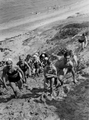 Eckernförde. Falken-Zeltlager. Jugendliche am Strand