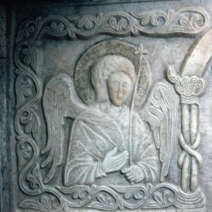 Arta, Agia Theodora. Erzengel als Assistenzfigur links auf der Sarkophagplatte der heiligen Königin, Ende 13. Jh.; SA 7.10.78