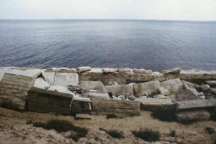 DDR. Koserow. Trümmer (vielleicht eines Bunkers aus dem 2. Weltkrieg) am Strand