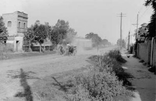 Dorfstraße : Blick in eine Straße mit Häusern