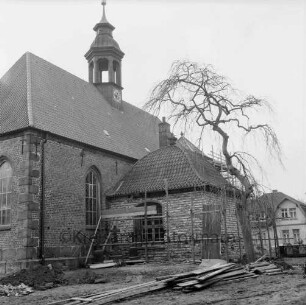 Schlosskirche: Renovierung: Außenaufnahme: Gerüst an der Grabkapelle: Blick von Nordosten