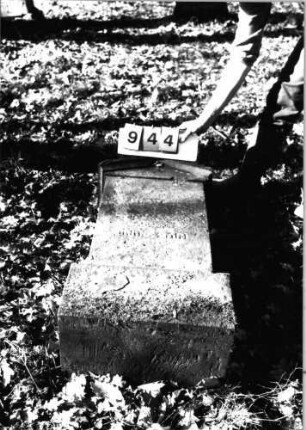 Grabstein 944 (Index: 99753158) Material: Sandstein Zustand: stark verwitt/fast völl. Textverlust Maße HxBxT: 108x42x24 cm Beschreibung: Stele, Sockel, Giebel: Grabstein 944