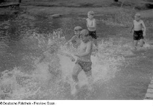 Jungen beim Baden